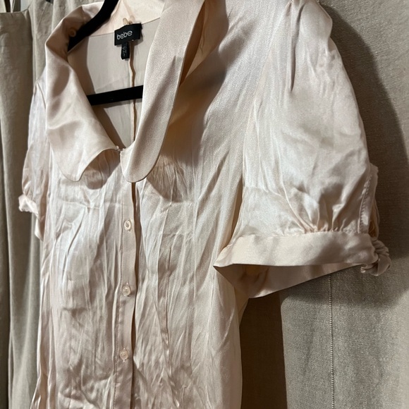 🤍3/$15🤍 Bebe silk button down blouse - Picture 3 of 7